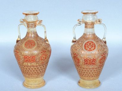 LOBMEYR, attribué à Paire de petits vases en verre ambré munis de deux petites anses,...