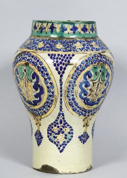 null Jarre khabia, en faïence polychrome ornée de larges médaillons soulignés de...