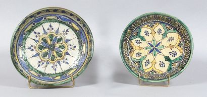 null Trois petits plats ghotar, en faïence polychrome. Deux à décors de rosaces étoilées...