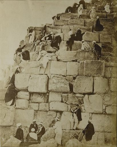 ANON vers 1880 Le Caire. « Ascension de la Grande Pyramide ». Tirage albuminé. Déchirure...