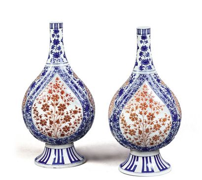 SAMSON Paire de grandes bouteilles, en céramique dans le style persan safavide à...