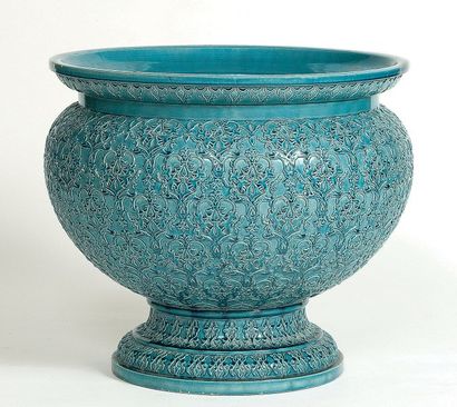 Jérôme MASSIER (1850-1926) Grand cache pot en céramique bleue à décor floral et feuillu,...