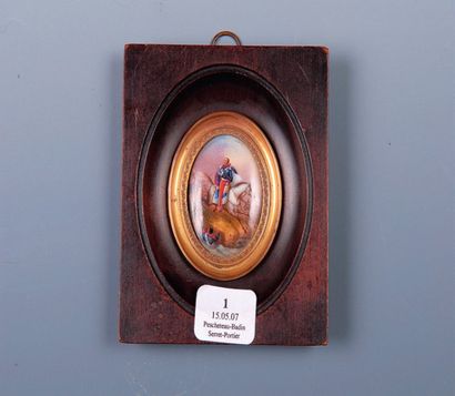 null PETIT EMAIL ovale polychrome, figurant un cavalier du XIXème siècle. 
