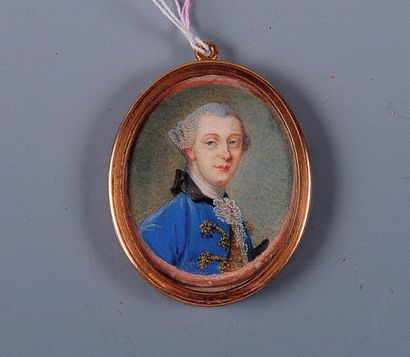 null PENDENTIF ovale en laiton doré, renfermant une miniature (sur carton ?) "buste...