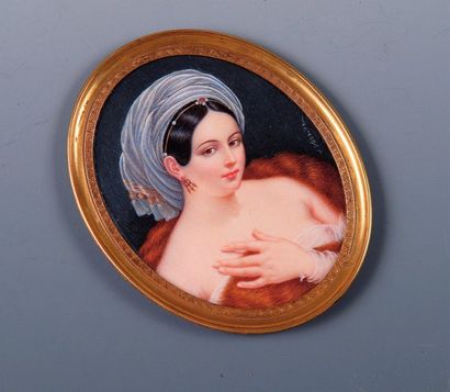 null GRANDE MINIATURE ovale peinte sur ivoire "buste de jeune femme dénudée, sur...