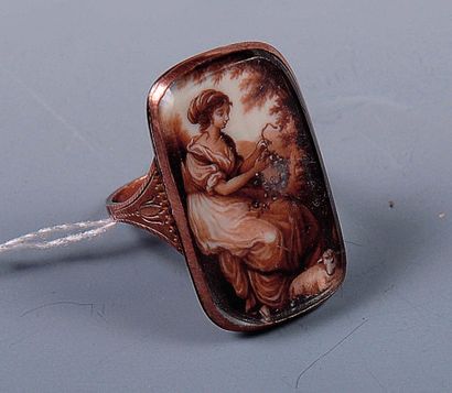 null BAGUE en métal doré présentant une miniature en camaïeu "la jeune bergère" (sous...