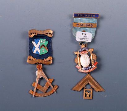 null LOT de deux médailles maçoniques. Argent émaillé, 1945.Loge écossaise et autre...