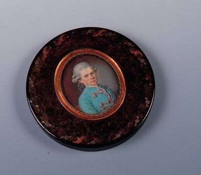 null COUVERCLE de boîte en écaille, orné d'une miniature ovale "buste d'homme". XVIIIème...