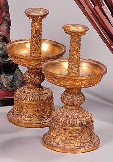 null PAIRE DE BOUGEOIRS en bronze doré à décor en léger relief de perles flammées,...