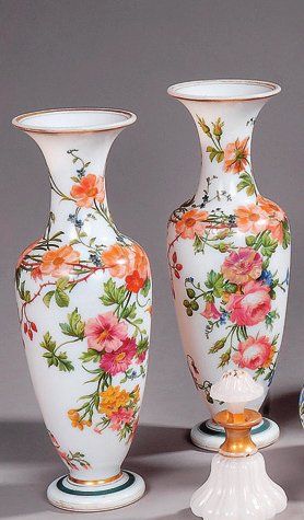 null PAIRE DE VASES fuselés à haut col en opaline laiteuse à décor polychrome de...