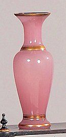 null HAUT VASE BALUSTRE en opaline rose à décor de galons or. Haut : 41 cm. Un é...