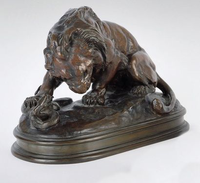 ANTOINE-LOUIS BARYE (1796-1875) Lion au serpent Épreuve en bronze, patine brune,...