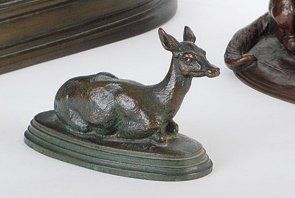 ANTOINE-LOUIS BARYE (1796-1875) Daine couchée Épreuve en bronze, patine brune, signée...