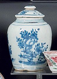CHINE : Petit pot couvert de forme balustre décoré en bleu sous couverte de feuillages...