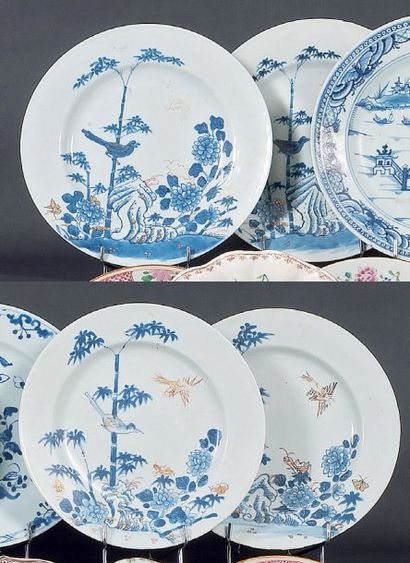 CHINE : Suite de quatre assiettes rondes à décor en plein en bleu sous couverte rehaussé...