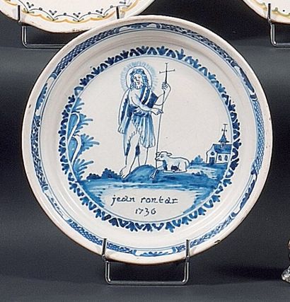 NEVERS : Assiette circulaire à décor patronymique en camaïeu bleu de Saint Jean l?Evangéliste...
