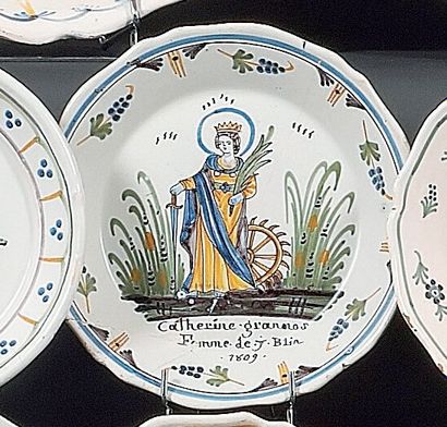 NEVERS : Assiette à bord contourné à décor patronymique représentant Sainte Catherine...