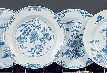 CHINE : Deux assiettes (une plate, une creuse) rondes décorées en bleu sous couverte...