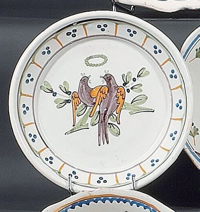 NEVERS : Assiette uniment circulaire à décor polychrome de mariage avec deux oiseaux...