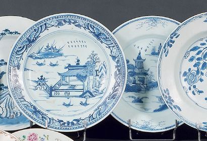 CHINE : Deux assiettes rondes décorées en bleu sous couverte de paysages lacustres...