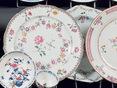 CHINE : Assiette à bordure contournée à décor floral en émaux de la famille rose....