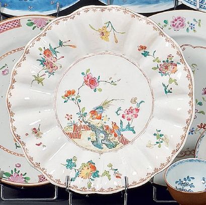 CHINE : Petit plat rond à godrons décoré en émaux de la famille rose de deux oiseaux...