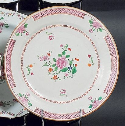 CHINE : Trois assiettes rondes à décor floral en émaux de la famille rose. Fin du...