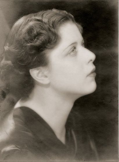 MAN RAY. PORTRAIT DE FEMME. PHOTOGRAPHIE ORIGINALE. Circa 1936 ; 22,6 x 16,6 cm,...