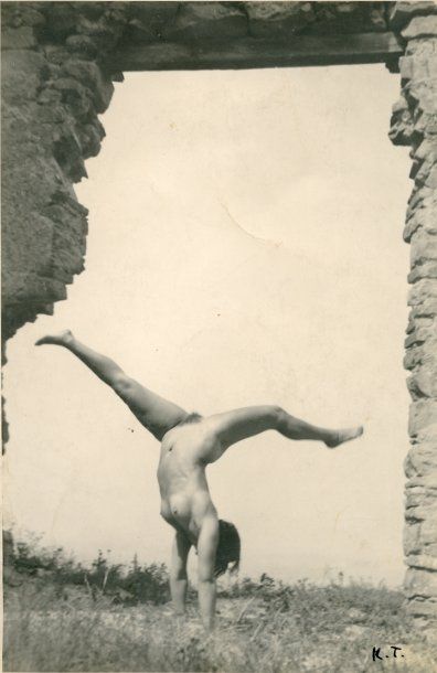 TEIGE Karel. PHOTOGRAPHIE ORIGINALE SIGNÈE. Circa 1930 ; 17,3 x 11,5 cm, sous encadrement....