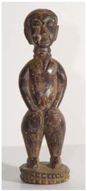 null Statuette ABRON en bois brun patiné, elle porte deux colliers. H : 26 cm