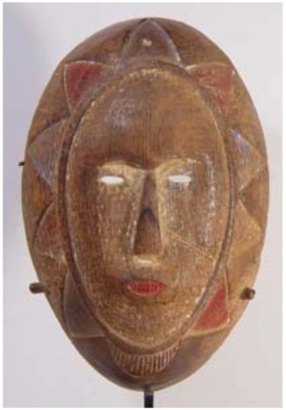 null Important masque facial FANG en bois clair stylisé. Traces d'ancienne polychromie,...