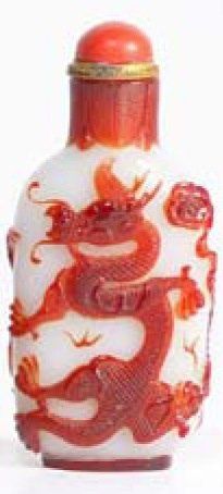 null Tabatière en verre de Pékin, représentant le dragon et aigle impériaux. Chi...