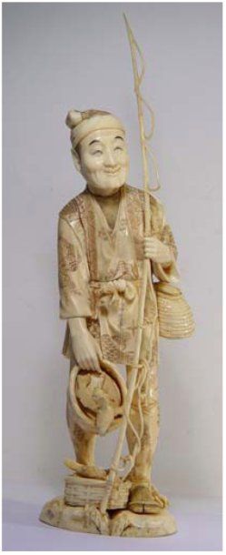 null Importante statue en ivoire représentant un japonais revenant de la pêche, portant...