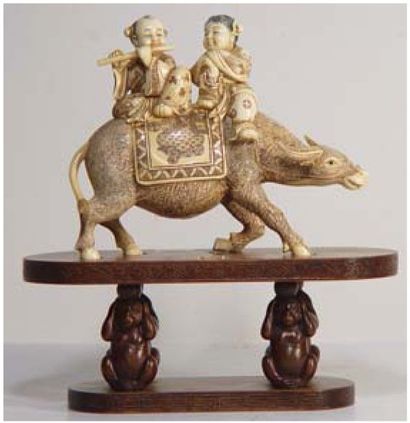 null Okimono en ivoire représentant deux enfants dont l'un joue de la flûte assis...