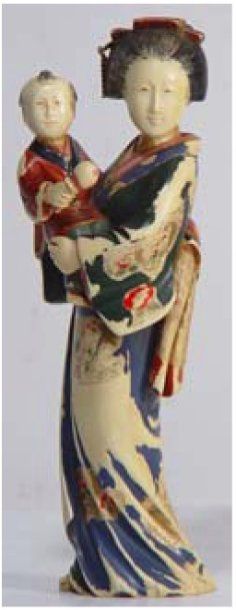 null Statuette en ivoire à trace de polychromie, représentant une maman Japonaise...