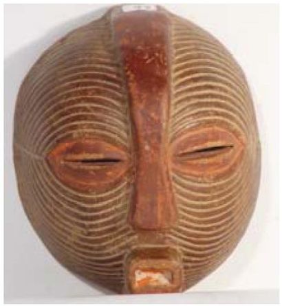 null Masque facial LUBA en bois patiné à décor stylisé. H : 20 cm
