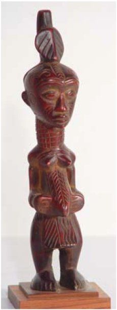 null Statuette féminine LULUWA en bois roux à patine lustrée. H : 24 cm