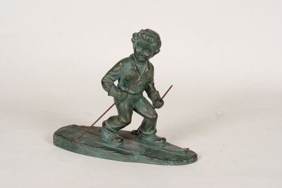 SKI CARTLI G. ."Enfant skieur". Terre cuite à patine bronze signée. 26 x 31 cm
