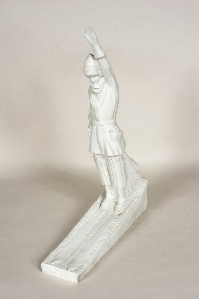 SKI "Skieuse, le salut Olympique". Sculpture en biscuit, monogrammée F.R., circa...