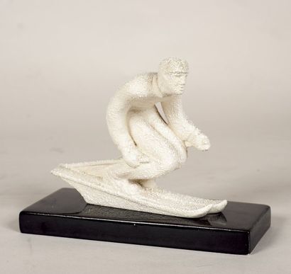 SKI Skieur. Céramique coquille d'oeuf posée sur un long socle. 15 x 20 cm