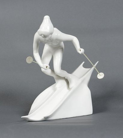 SKI Skieur. Le slalom. Sujet en porcelaine. Royal Dux. 20 x 29 cm