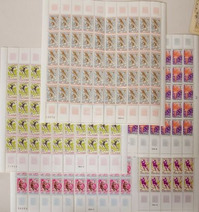 JEUX OLYMPIQUES Ensemble de 5 planches de 50 timbres commémorant les Jeux Olympiques...