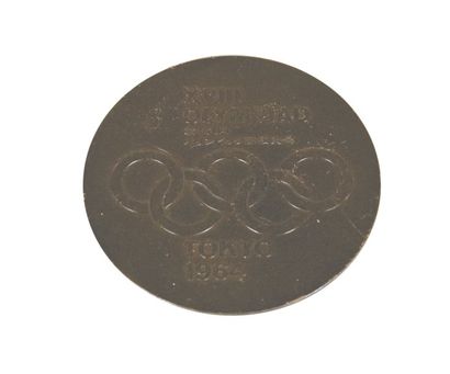 JEUX OLYMPIQUES 1964 Tokyo. Médaille de participant en bronze. Diam. : 6,1 cm (patine...