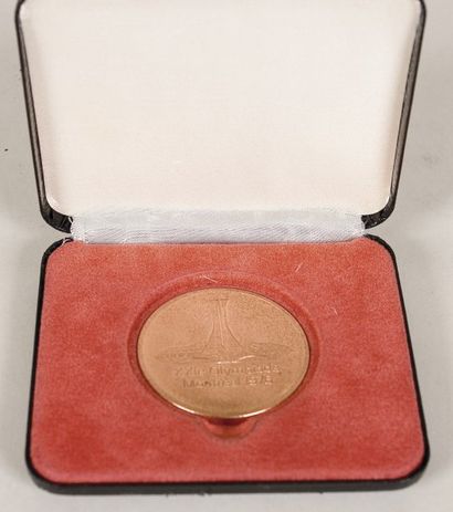 JEUX OLYMPIQUES 1976 Montréal. Médaille de participant en bronze. Diam. : 4,5 cm....