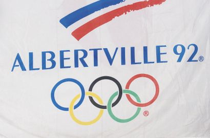 JEUX OLYMPIQUES Banière des Jeux Olympiques d'Hiver d'Albertville. 300 x 185 cm....
