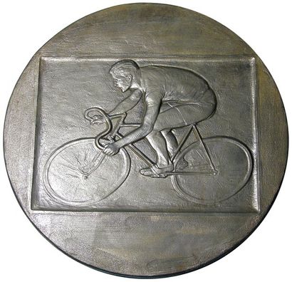 CYCLISME Plaque murale en fonte à décor repoussé de cycliste sur piste. Diam. : 32...