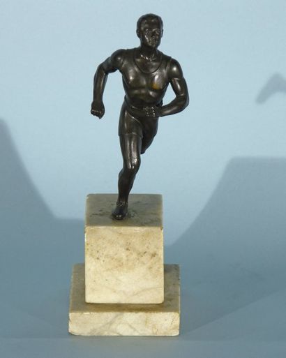 ATHLETISME Sculpture en bronze sur socle de marbre. Coureur. Circa 1910. Haut. :...