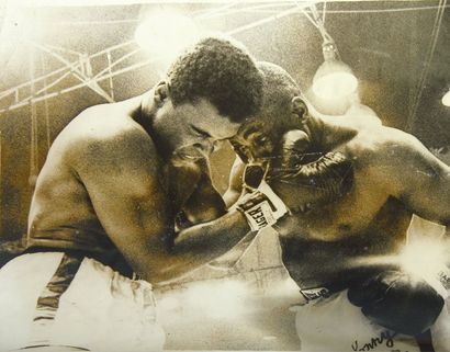 BOXE Photographie prise lors du match entre CASSIUS CLAY et SONNY LISTON. 25 x 20...