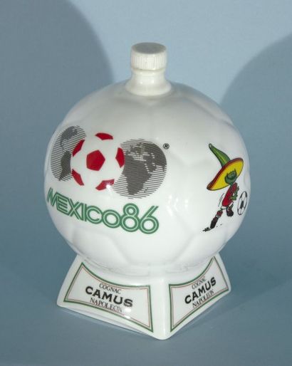 FOOTBALL Bouteille commémorative de la coupe du Monde de Football de Mexico en 1986....