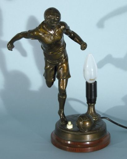 FOOTBALL Sculpture en régule montée en lampe. "Joueur de football". Haut. : 33 cm....